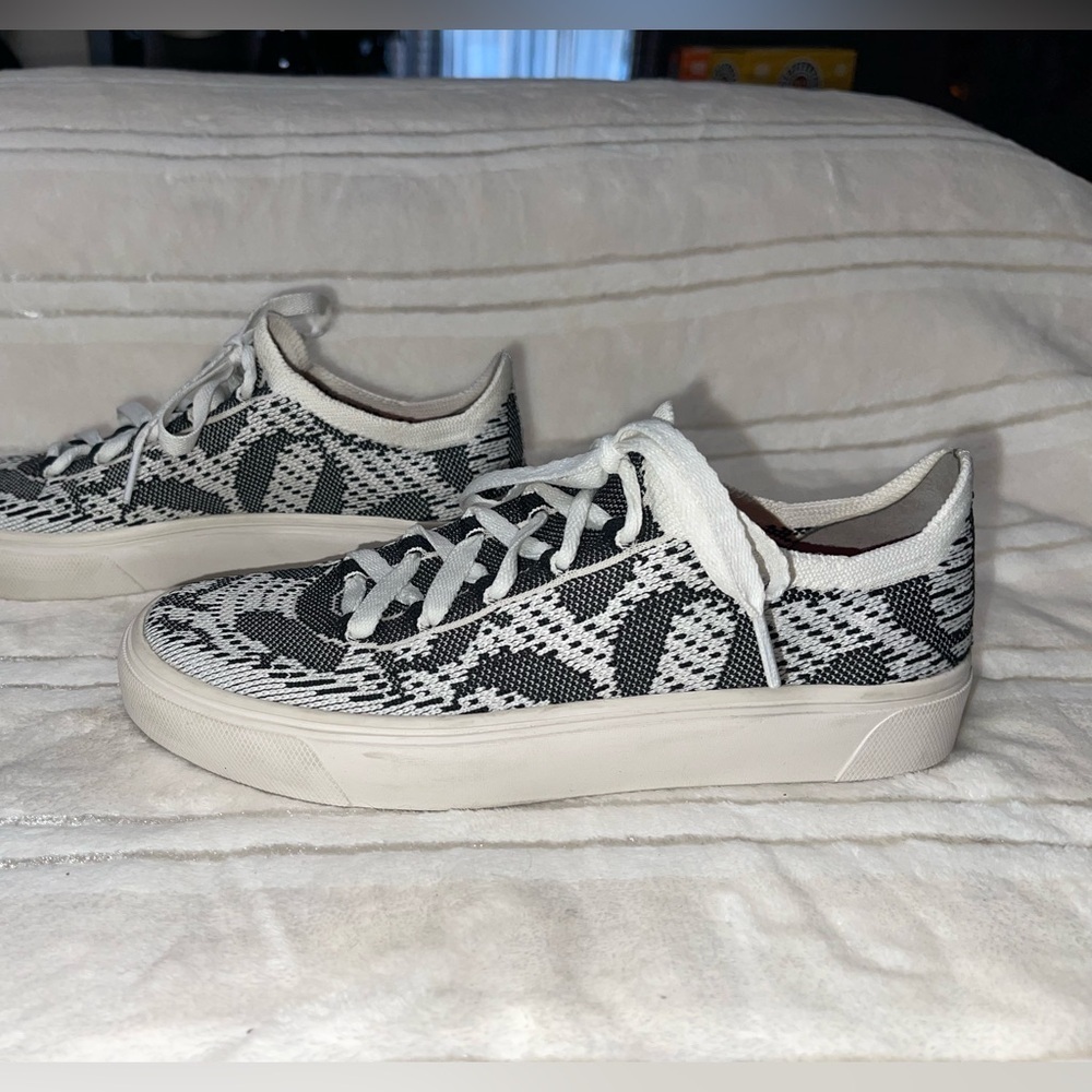 EUC Proto IRIS-D Sneaker Size 8